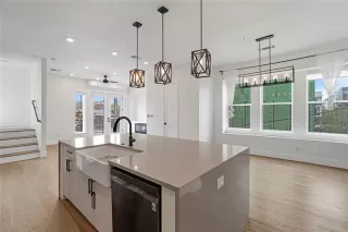 Photo #5: 21092382 Listing