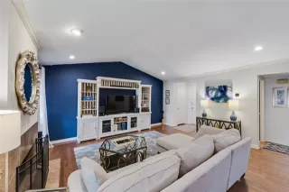 Photo #4: 21093419 Listing