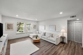 Photo #4: 21098425 Listing