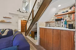 Photo #5: 21100043 Listing