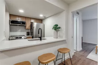 Photo #6: 21101176 Listing