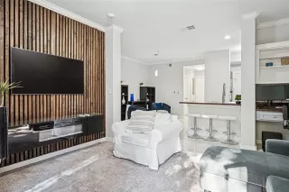 Photo #5: 21101691 Listing