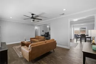 Photo #5: 21102612 Listing