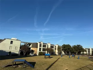 Photo #5: 21104100 Listing