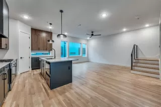 Photo #5: 21104684 Listing