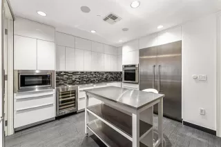 Photo #6: 21105004 Listing