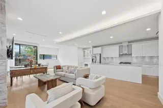 Photo #3: 21105152 Listing