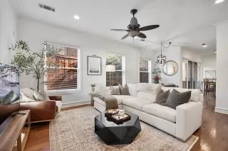 Photo #2: 21105329 Listing 