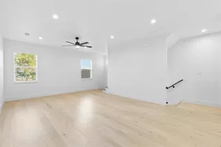 Photo #4: 21107031 Listing