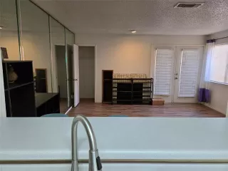 Photo #6: 21107975 Listing