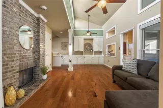 Photo #5: 21108083 Listing