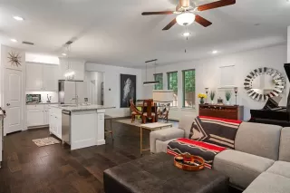 Photo #5: 21113693 Listing