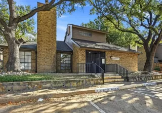 Photo #6: 21116724 Listing