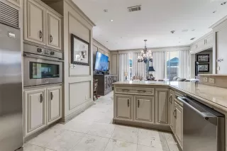 Photo #6: 21117728 Listing