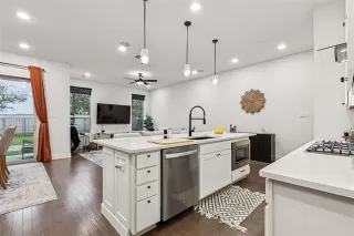 Photo #6: 21117860 Listing