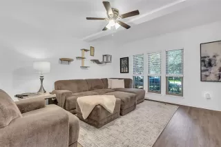 Photo #6: 21121399 Listing