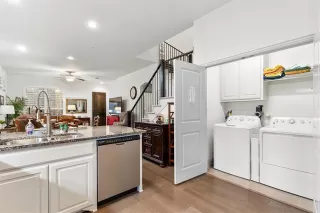 Photo #5: 21121835 Listing 