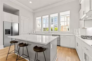 Photo #5: 21124057 Listing