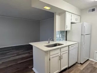 Photo #4: 21125063 Listing