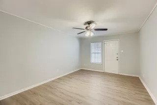 Photo #5: 21128682 Listing