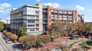 Browse active condo listings in AVENTURA