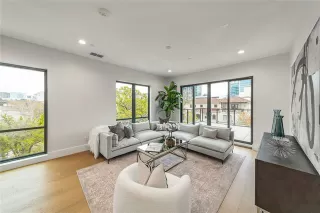 Photo #5: 21132715 Listing