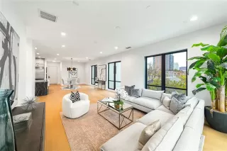 Photo #6: 21132715 Listing