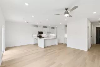 Photo #5: 21135111 Listing