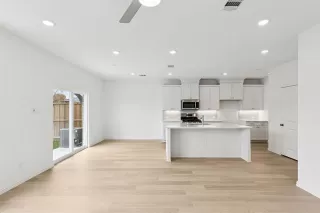 Photo #6: 21135111 Listing