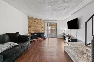 Photo #4: 21139621 Listing