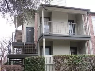 Browse active condo listings in WOODHAVEN