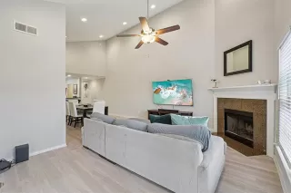 Photo #6: 21160705 Listing