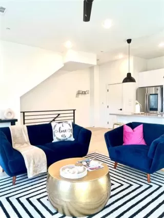 Photo #5: 21180551 Listing