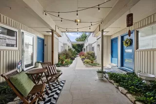 Photo #2: 21186463 Listing