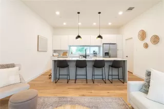 Photo #2: 21186607 Listing