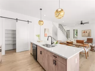 More Details about MLS # 21191541 : 2015 N PRAIRIE AVENUE #107