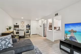 Photo #4: 21196540 Listing