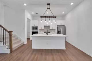 Photo #3: 21200829 Listing