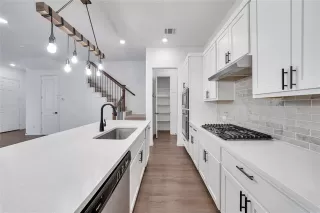 Photo #5: 21200829 Listing