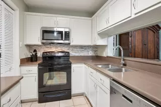 Photo #4: 21209405 Listing