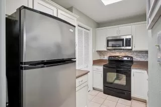 Photo #5: 21209405 Listing