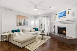 Photo #5: 21212542 Listing