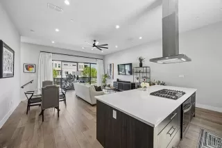 Photo #4: 21212758 Listing