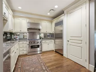 Photo #6: 21214971 Listing