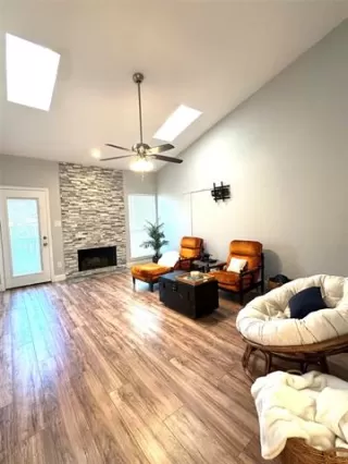 Photo #2: 21221453 Listing