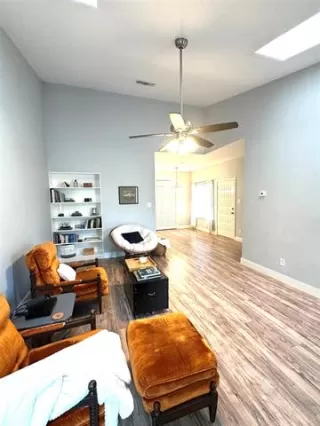 Photo #4: 21221453 Listing