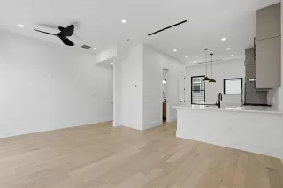 Photo #6: 21231105 Listing