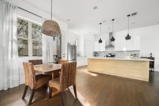 Photo #3: 21231815 Listing