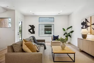 Photo #4: 21232557 Listing