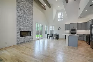 Browse active condo listings in MUNGER PLACE